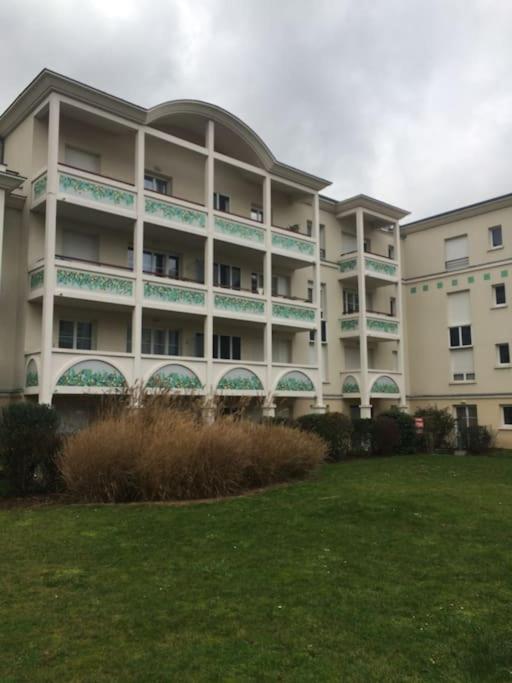 Appart Avec Terrasse Et Parking A 2 Pas De Disney Montévrain Exterior photo